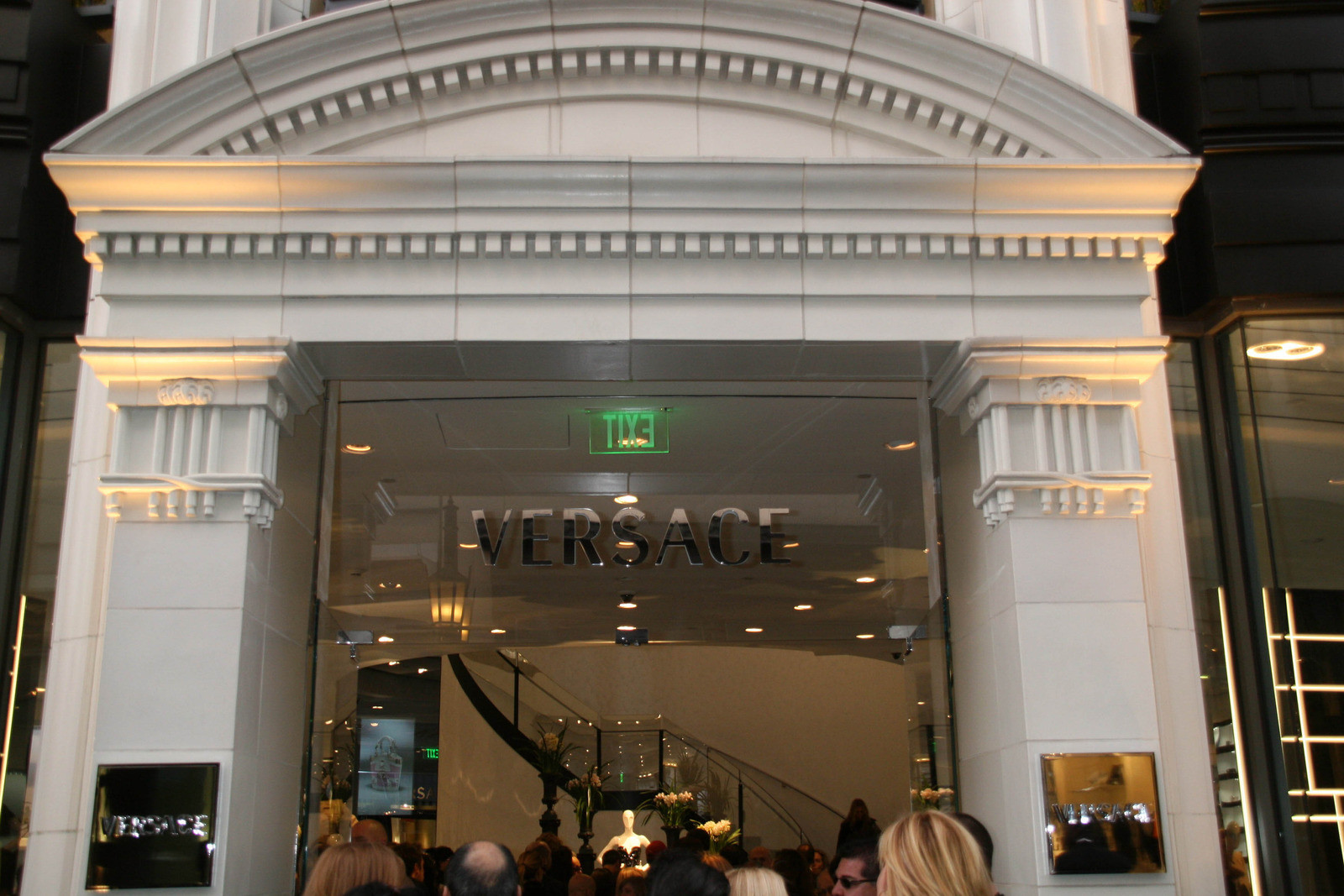 Versace presenta su colaboración con Dua Lipa