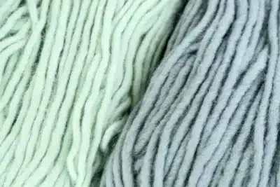 Telas naturales vs sintéticas: diferencias y cuál elegir