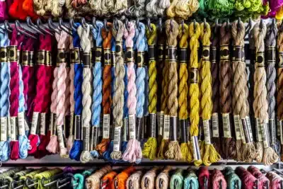 Cómo elegir tela para ropa: guía completa 2026