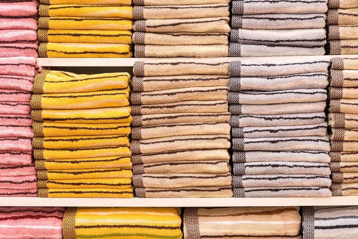 Toallas de rayas de colores dobladas y apiladas en un estante