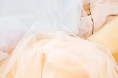 Telas para vestidos de fiesta: cuál elegir según el evento
