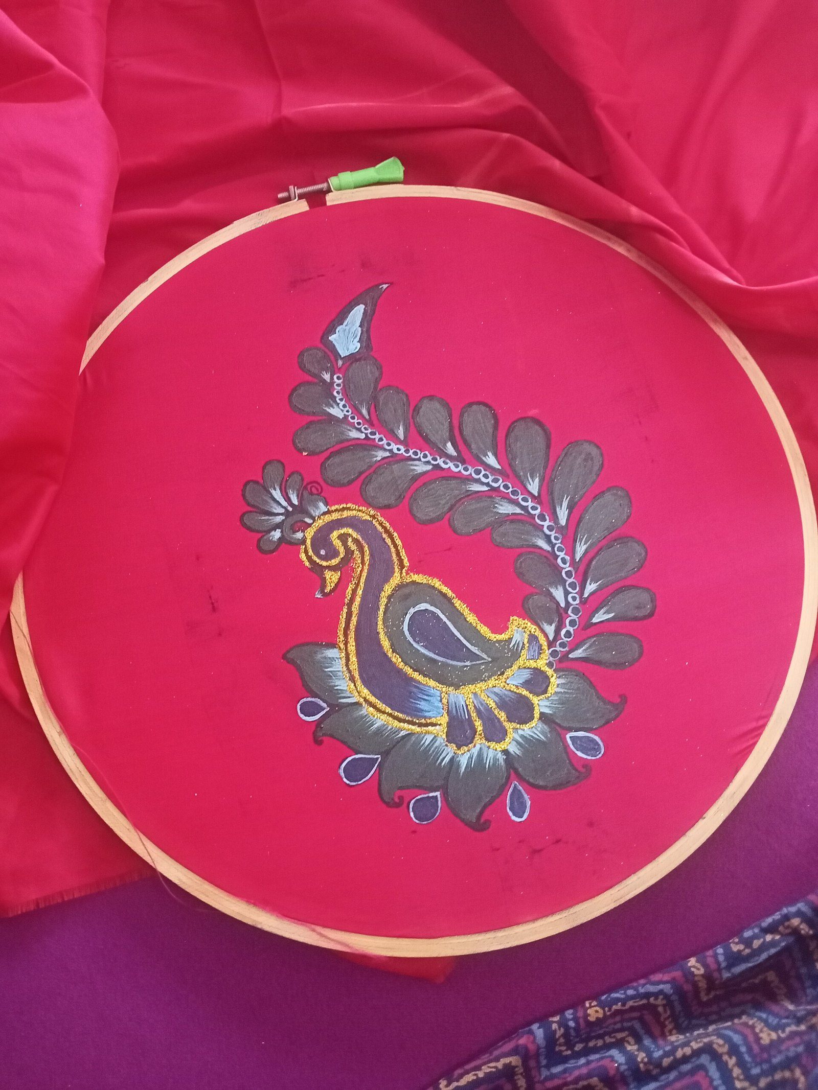 Bastidor de madera con tela roja pintada con pintura acrílica: un pavo real con detalles en amarillo, negro y blanco